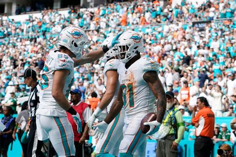 Mostert, Tagovailoa lead Dolphins to a 30-0 victory over the Jets without Tyreek Hill